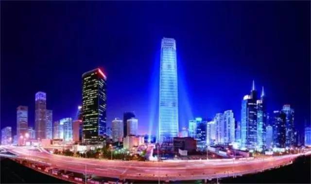 斑驳光影中的北京四合院，老者藤椅上的岁月沉思